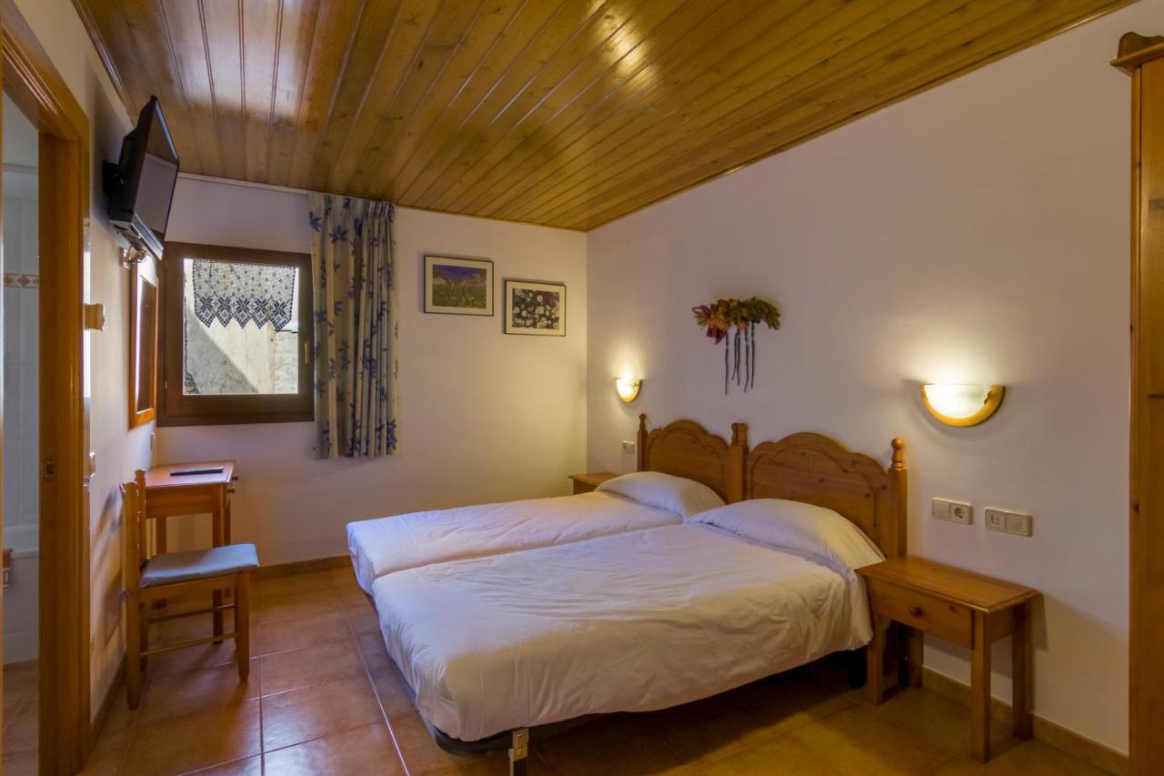 Hostal Cal Mestre فيلالونغا دي تير المظهر الخارجي الصورة